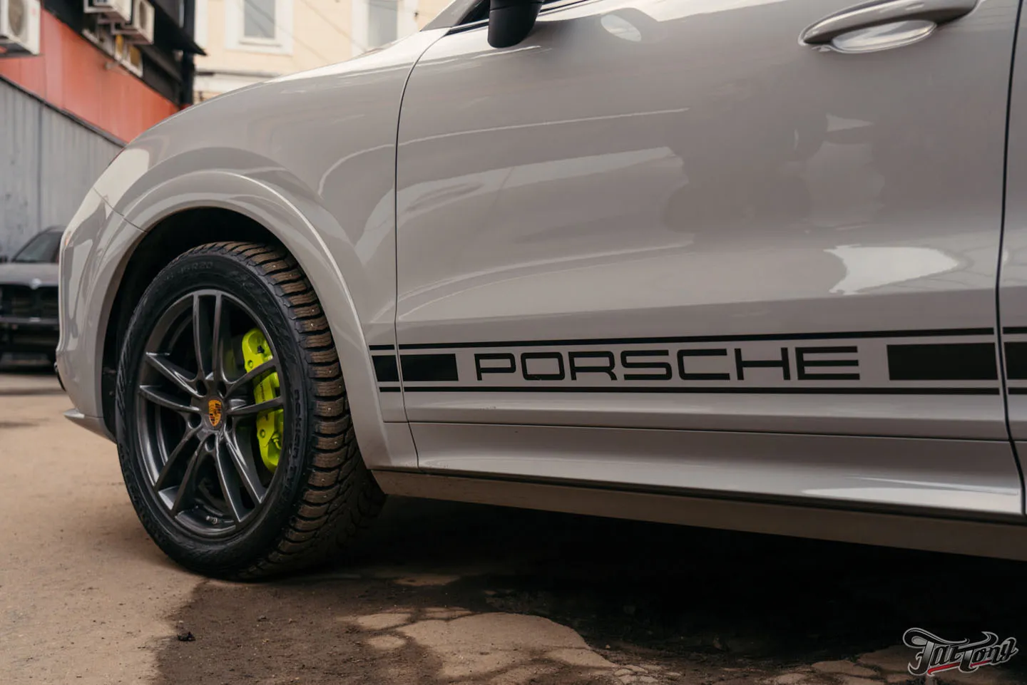 Цветные ремни, окрас суппортов и оклейка лобового стекла на Porsche Cayenne